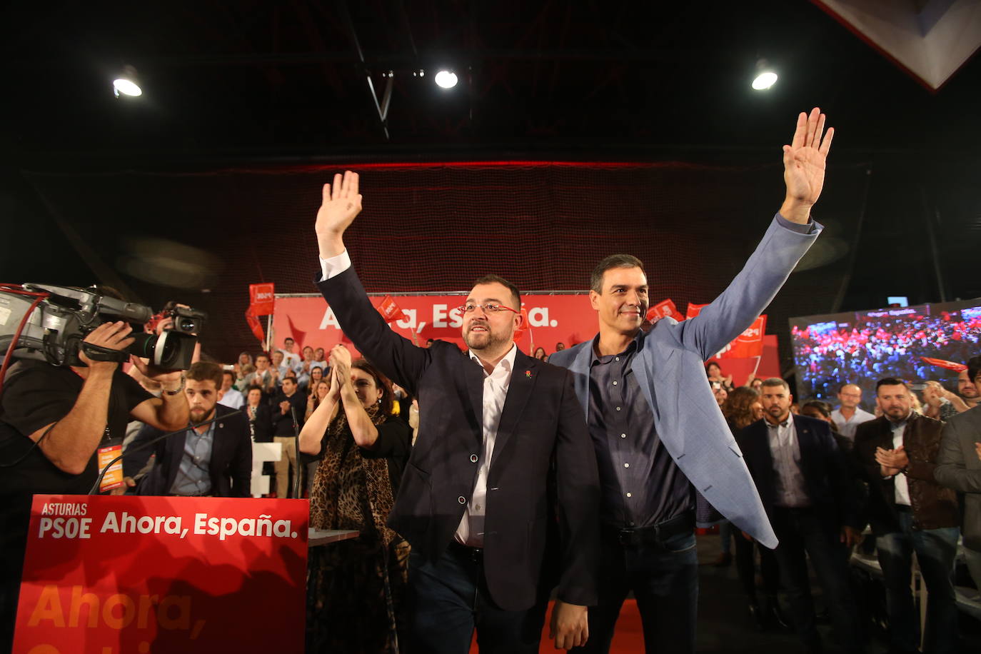 Con un acto en Oviedo al que han asistido más de mil personas. Así ha abierto el líder socialista, Pedro Sánchez, la precampaña en Asturias. Trabajadores de Vesuvius y sus hijos lo han recibido a su llegada al Corredoria Arena. 