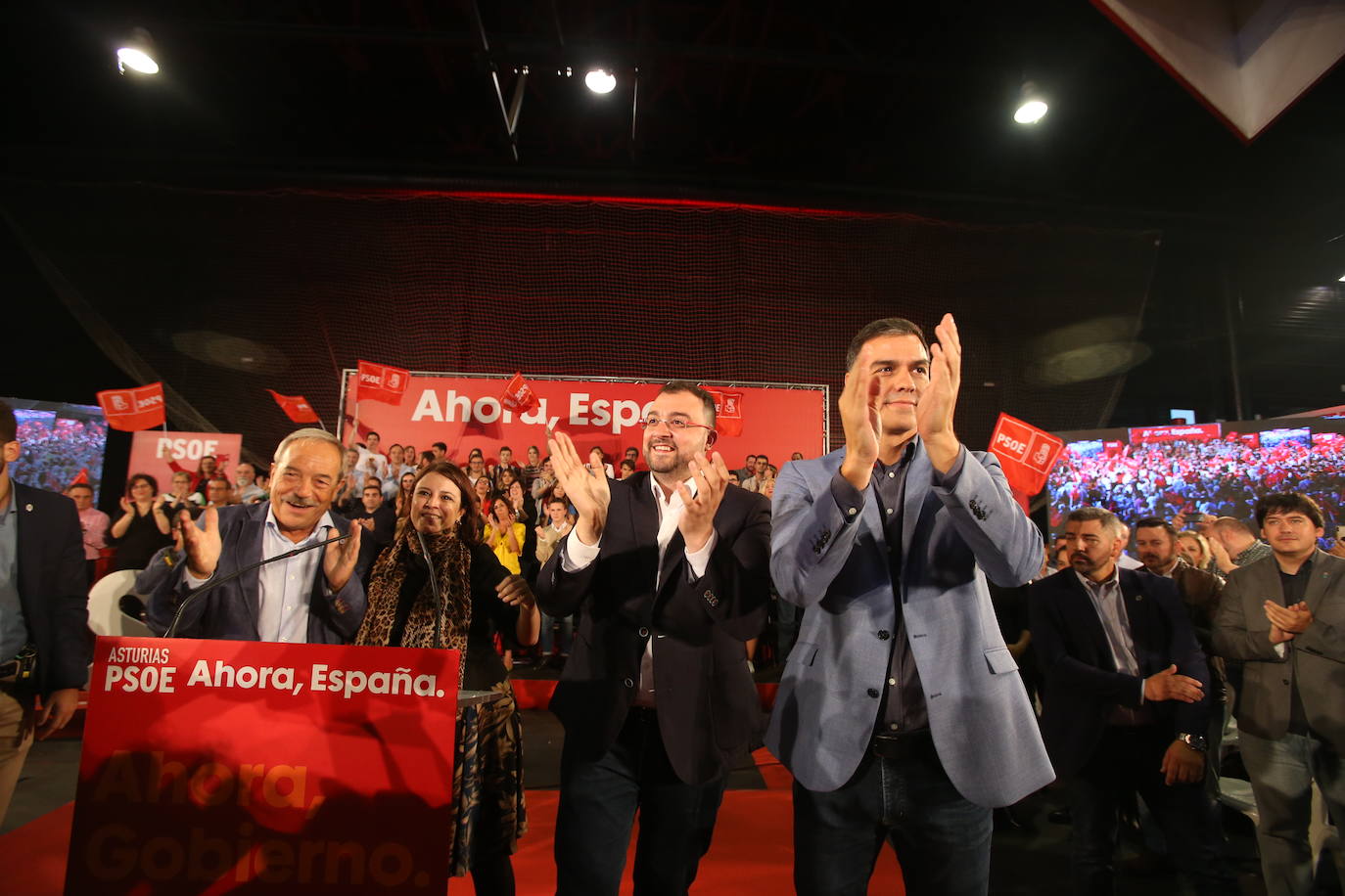 Con un acto en Oviedo al que han asistido más de mil personas. Así ha abierto el líder socialista, Pedro Sánchez, la precampaña en Asturias. Trabajadores de Vesuvius y sus hijos lo han recibido a su llegada al Corredoria Arena. 