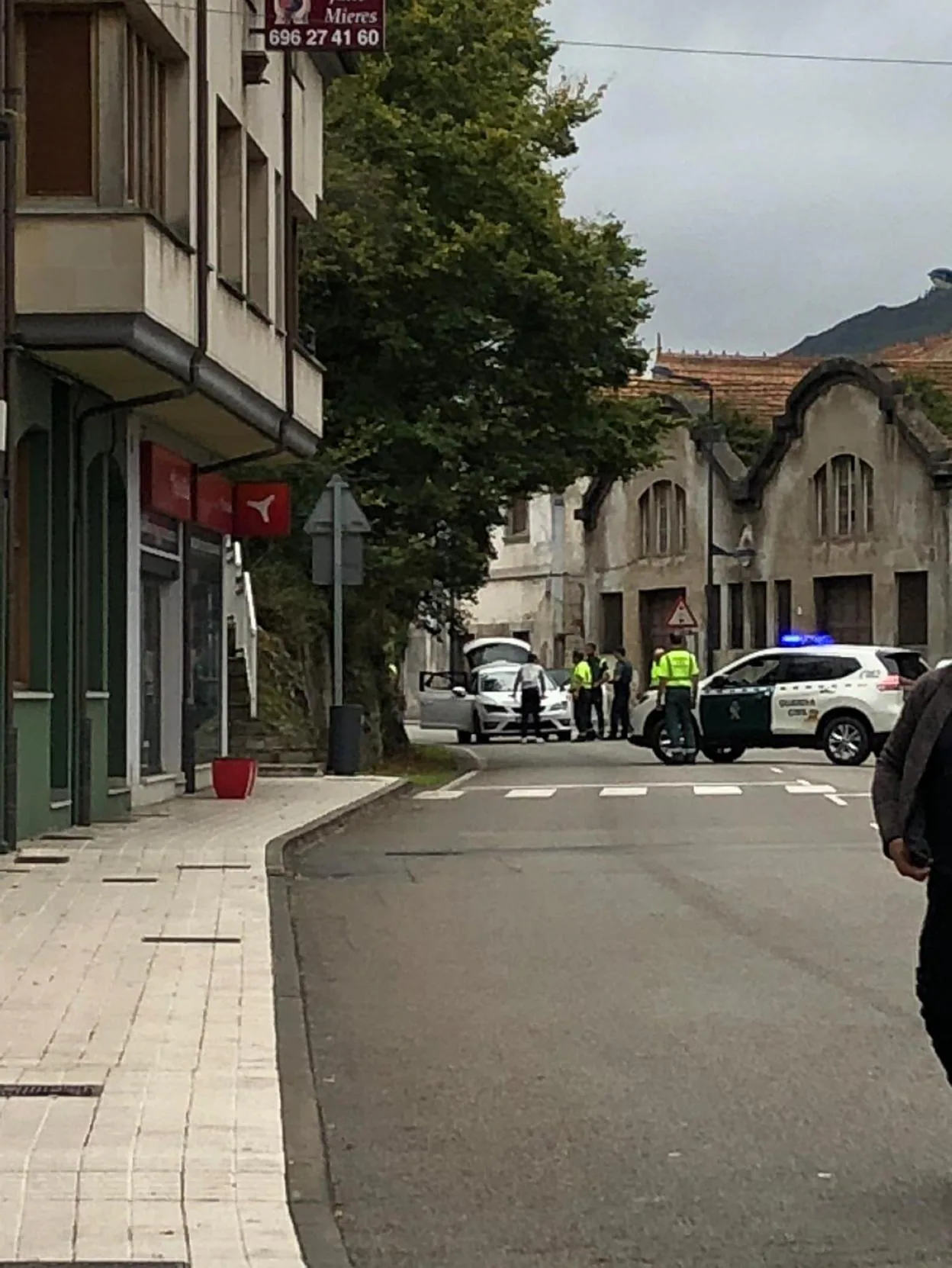 Momento de la detención del grupo de jóvenes en el acceso a Ribadesella, a la altura del cuartel. 