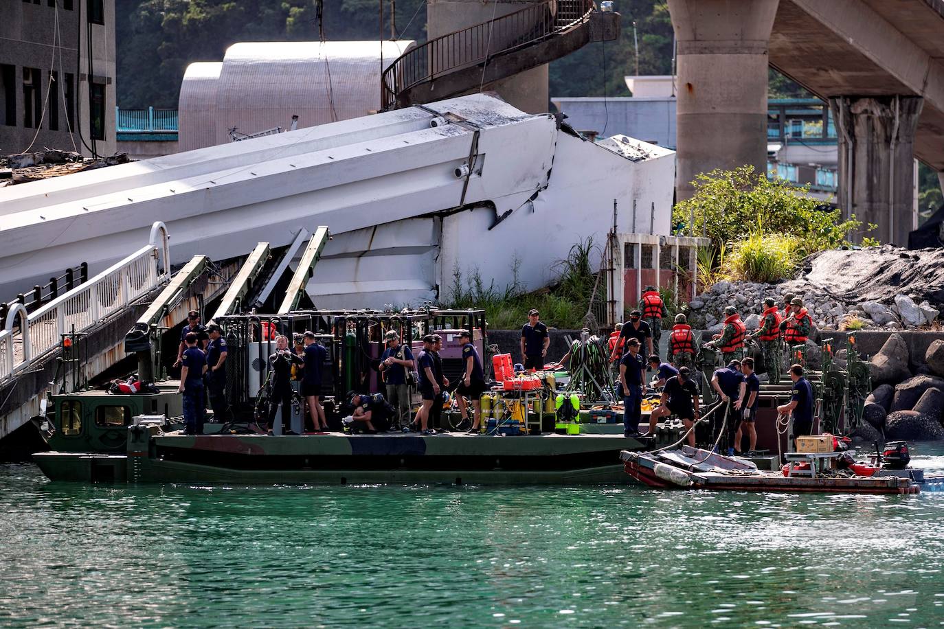 Un puente se derrumba en Taiwán dejando 12 personas heridas, 2 muertas, 4 desaparecidas