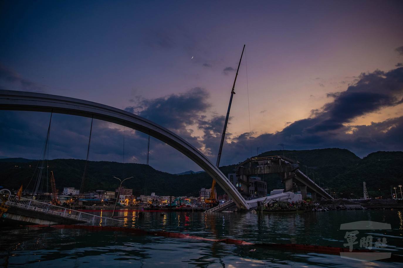 Un puente se derrumba en Taiwán dejando 12 personas heridas, 2 muertas, 4 desaparecidas