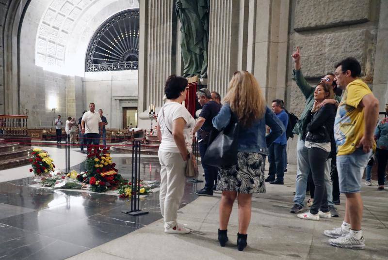 Fotos: Colas en el Valle de los Caídos, a la espera de la exhumación