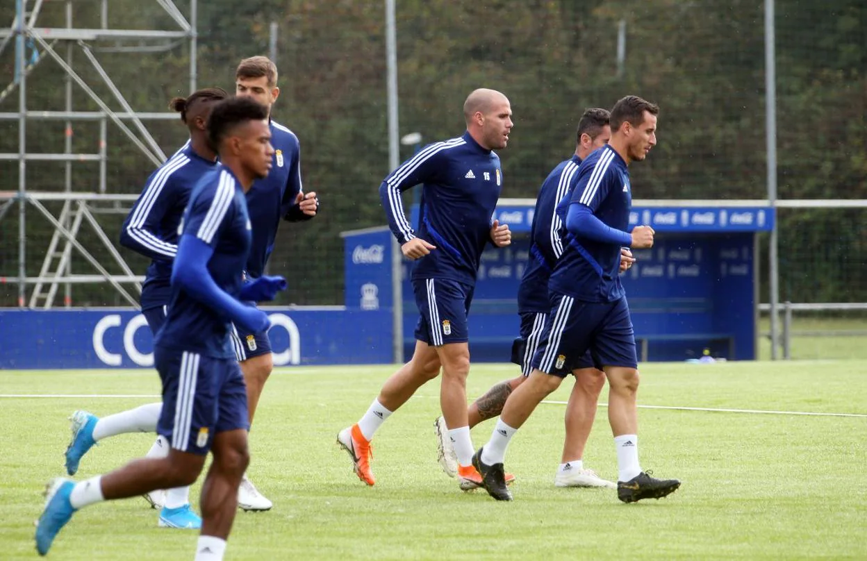 Los jugadores azules, durante el entrenamiento de ayer, en El Requexón. 