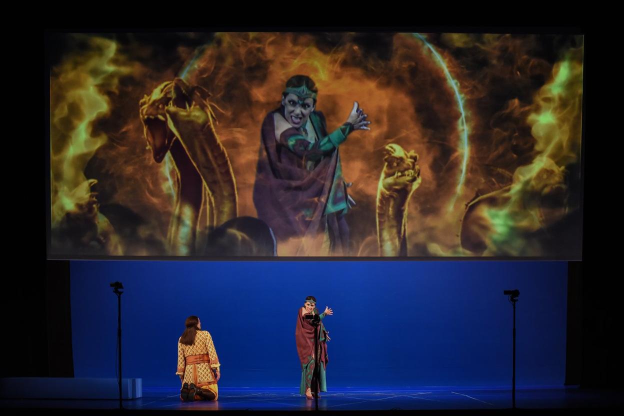 Carmen Romeu y Matthew Brook, anoche, en las dos secciones horizontales en las que se dividió el escenario del Campoamor. 