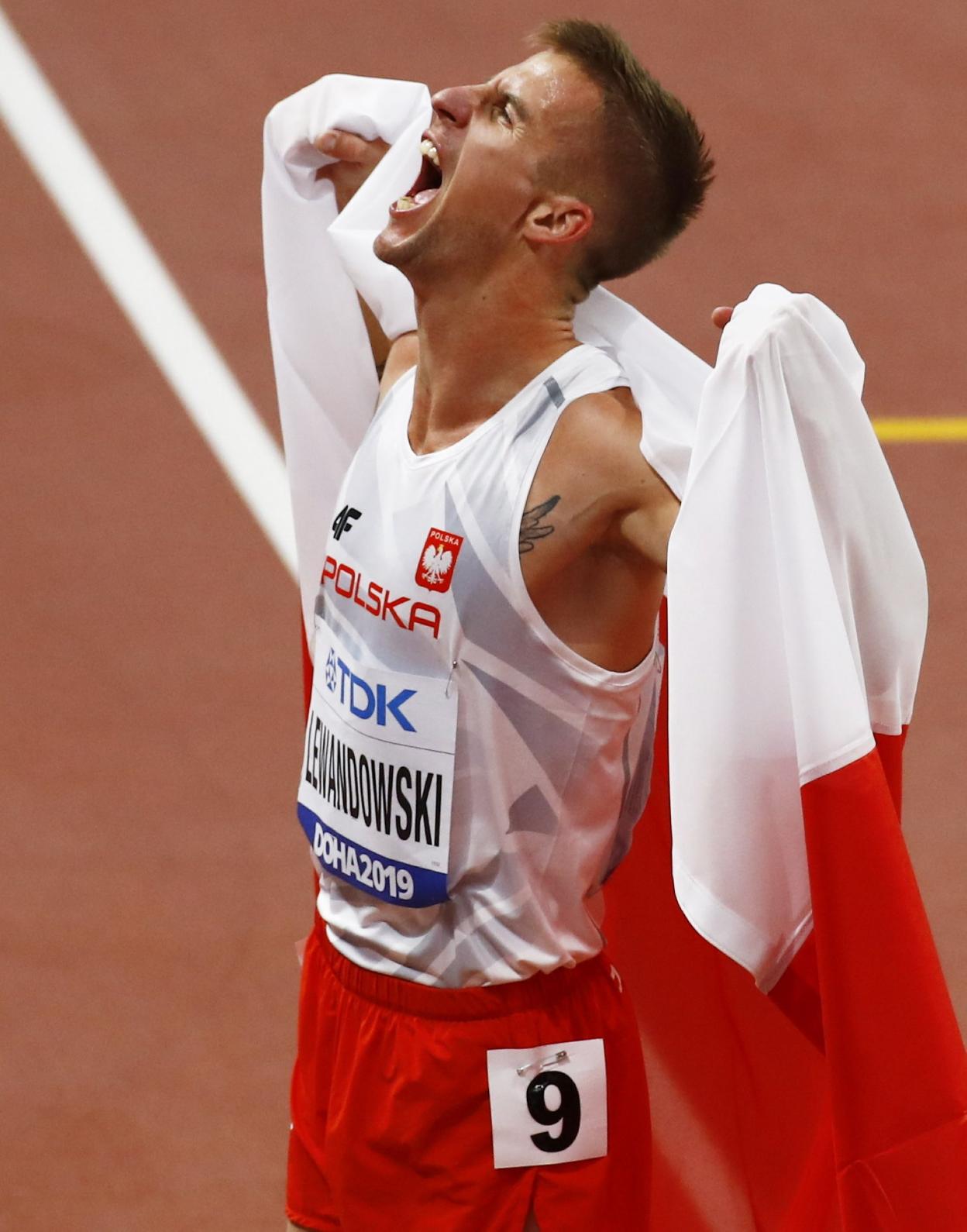 Lewandoski celebra su medalla de bronce en el 1.500. 