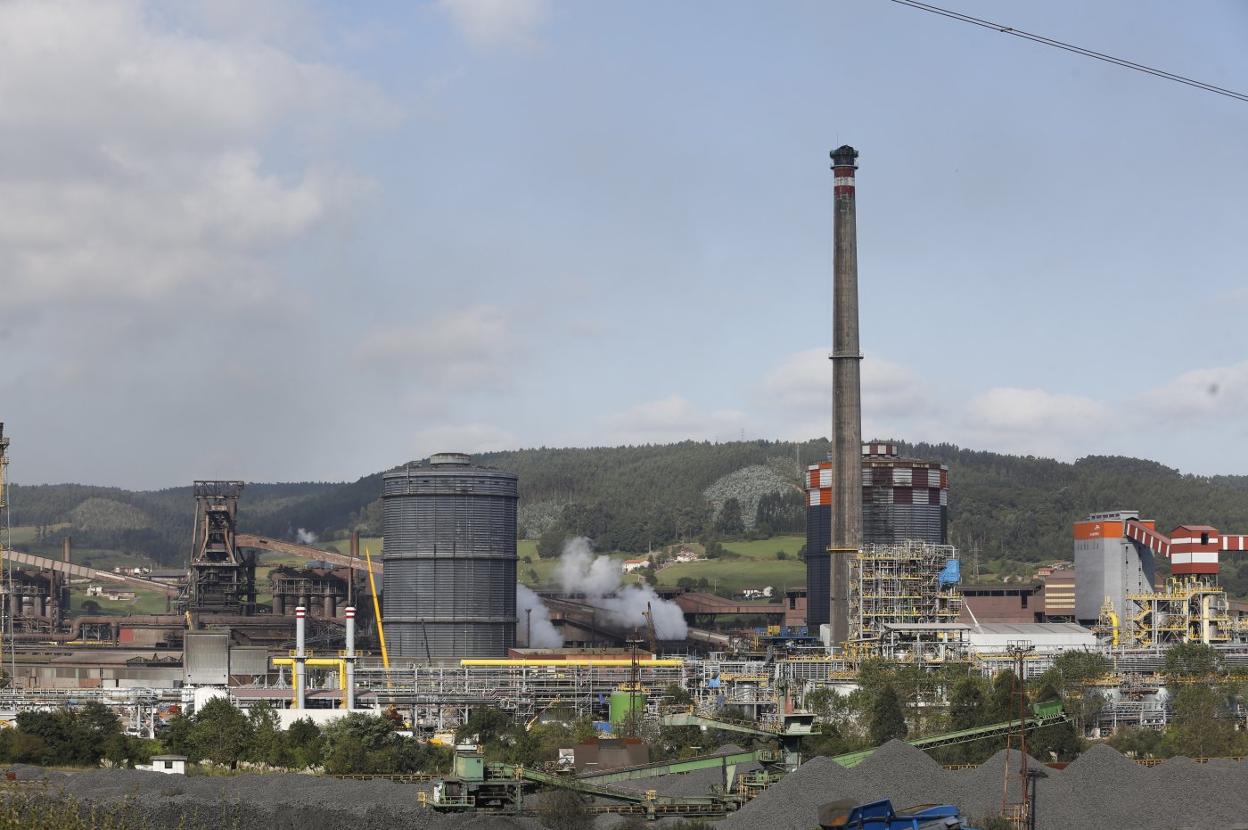 La factoría de ArcelorMittal en Gijón se verá algo menos afectada que la de Avilés en esta serie de paradas . 