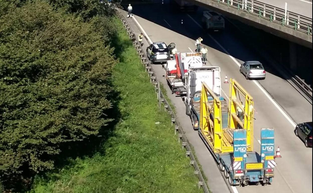 Tres horas de retenciones en la 'Y' por el choque de un camión contra un pilar