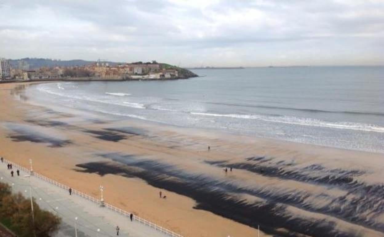 Imagen de archivo de la playa con restos de carbón. 