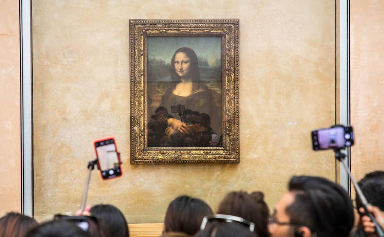 Los turistas abarrotan la sala donde se expone 'La Gioconda', en el museo del Louvre.