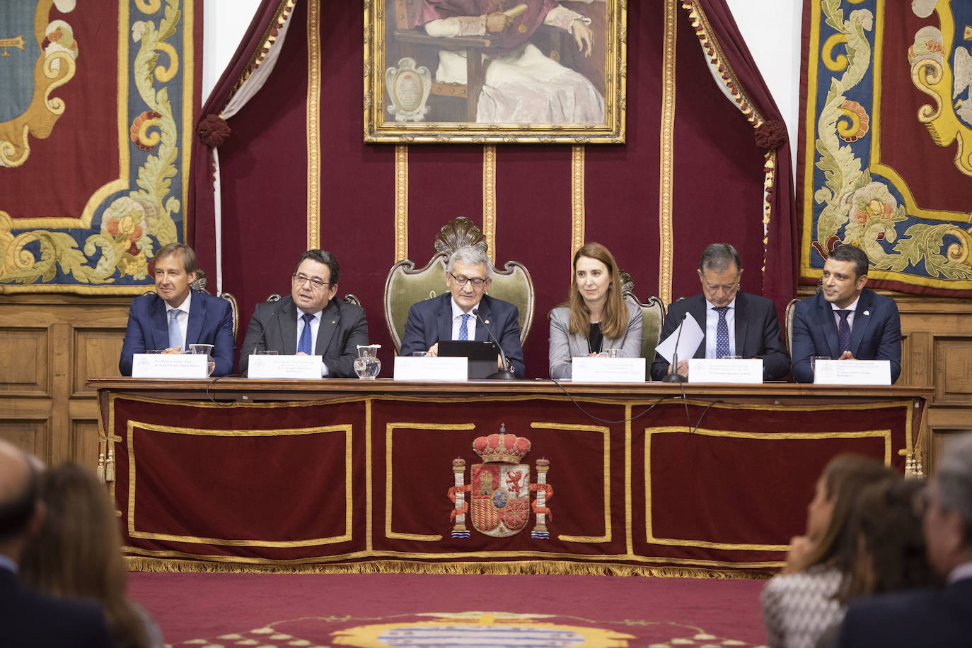 El ingeniero de minas, presidente del Grupo Isastur y vicepresidente de Femetal, Fernando Alonso Cuervo, y la ingeniera industrial y responsable de logística de Toyota Europa, Lucía García-Linares, han recibido este lunes el VI Premio Ingeniero del Año en Asturias en la categoría 'Gran Trayectoria Profesional' y 'Proyección de Futuro', respectivamente.