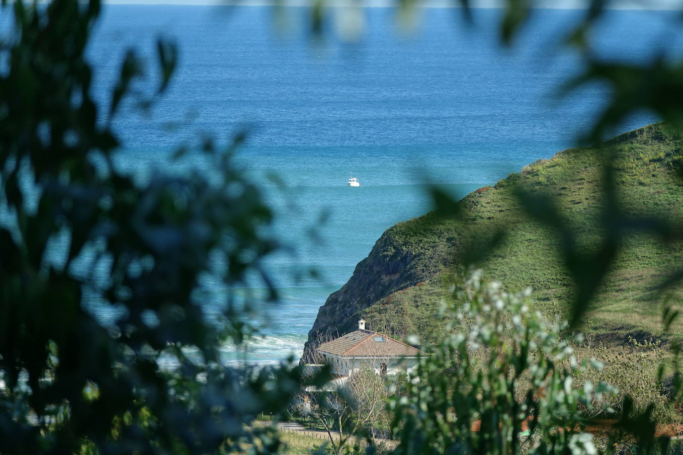 A medida que avanza el otoño, el oriente asturiano comienza a teñirse de amarillo, naranja y rojo. Aunque el verde resiste y el calor aún no quiere dar el testigo a los días más fríos.