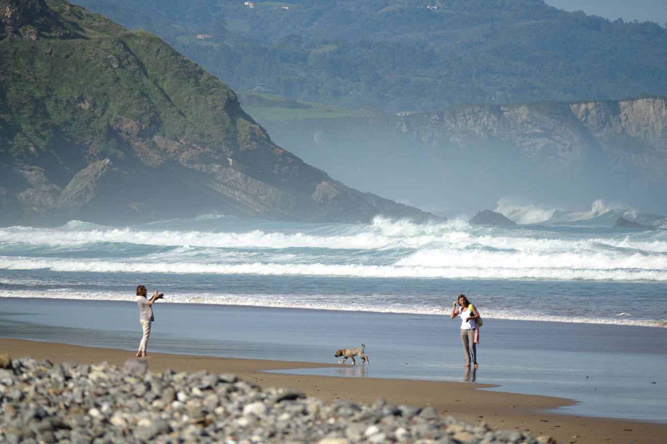 A medida que avanza el otoño, el oriente asturiano comienza a teñirse de amarillo, naranja y rojo. Aunque el verde resiste y el calor aún no quiere dar el testigo a los días más fríos.