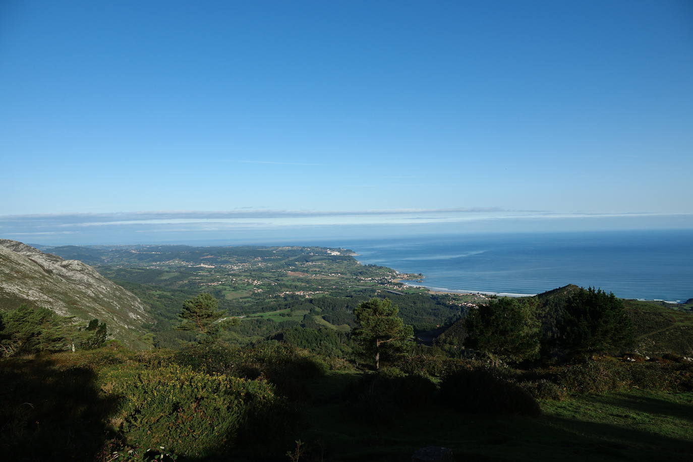 A medida que avanza el otoño, el oriente asturiano comienza a teñirse de amarillo, naranja y rojo. Aunque el verde resiste y el calor aún no quiere dar el testigo a los días más fríos.