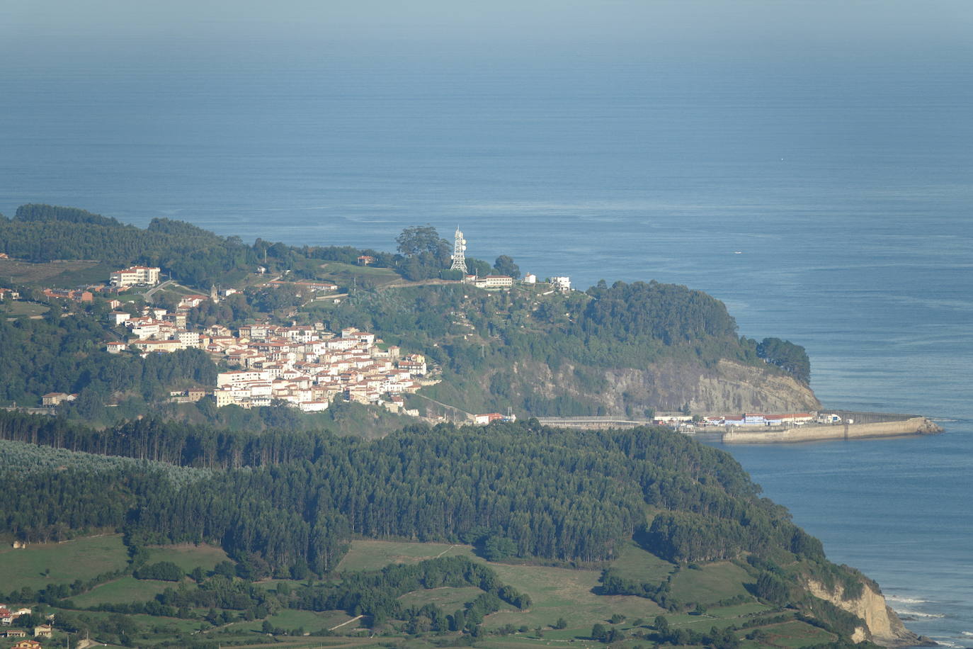 A medida que avanza el otoño, el oriente asturiano comienza a teñirse de amarillo, naranja y rojo. Aunque el verde resiste y el calor aún no quiere dar el testigo a los días más fríos.