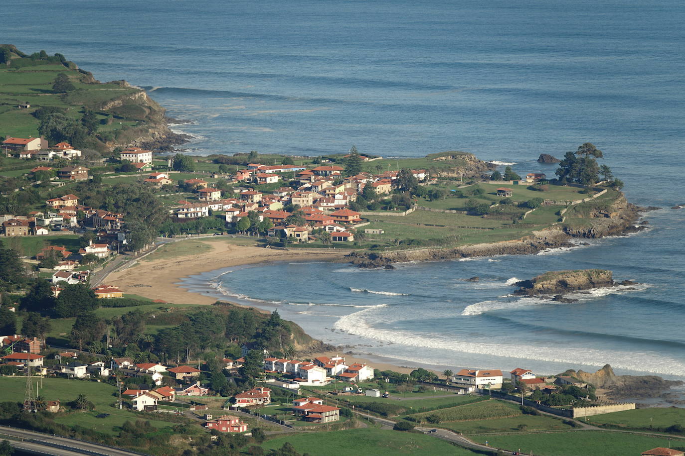 A medida que avanza el otoño, el oriente asturiano comienza a teñirse de amarillo, naranja y rojo. Aunque el verde resiste y el calor aún no quiere dar el testigo a los días más fríos.