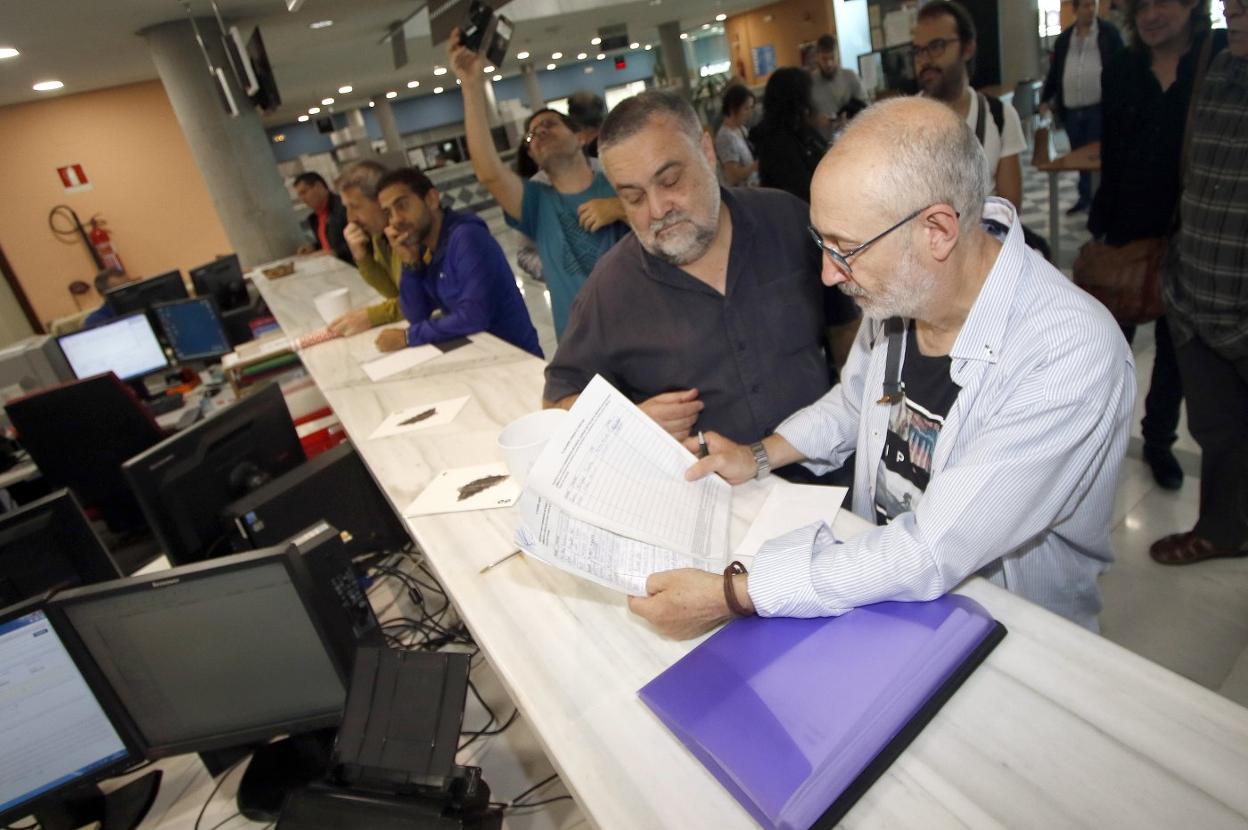 Paco Ramos entrega las 3.000 firmas en la Antigua Pescadería con otros miembros de la plataforma ciudadana. 