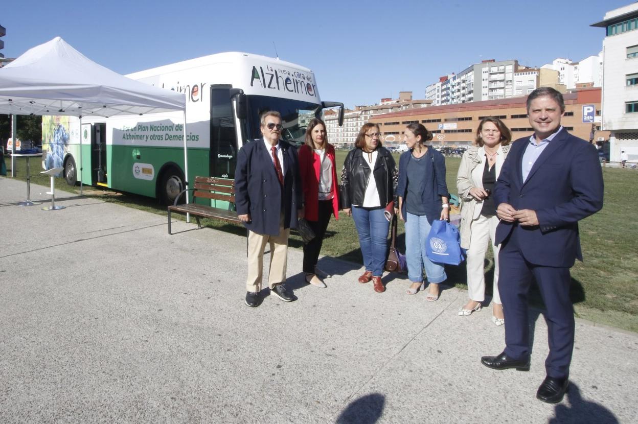 Laureano Caicoya, Nuria Demiro, Natalia González, Melania Álvarez, Elena Menéndez y Enrique Rodríguez, junto al bus del 'solarón'. 