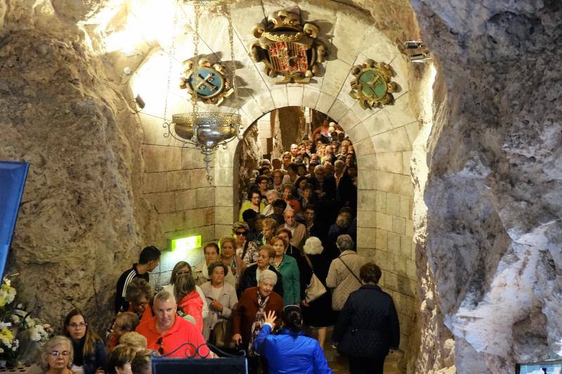 Cerca de un millar de amas de casa provenientes de toda Asturias se reunieron en Covadonga como cada año por estas fechas