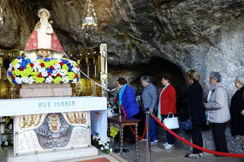 Cerca de un millar de amas de casa provenientes de toda Asturias se reunieron en Covadonga como cada año por estas fechas