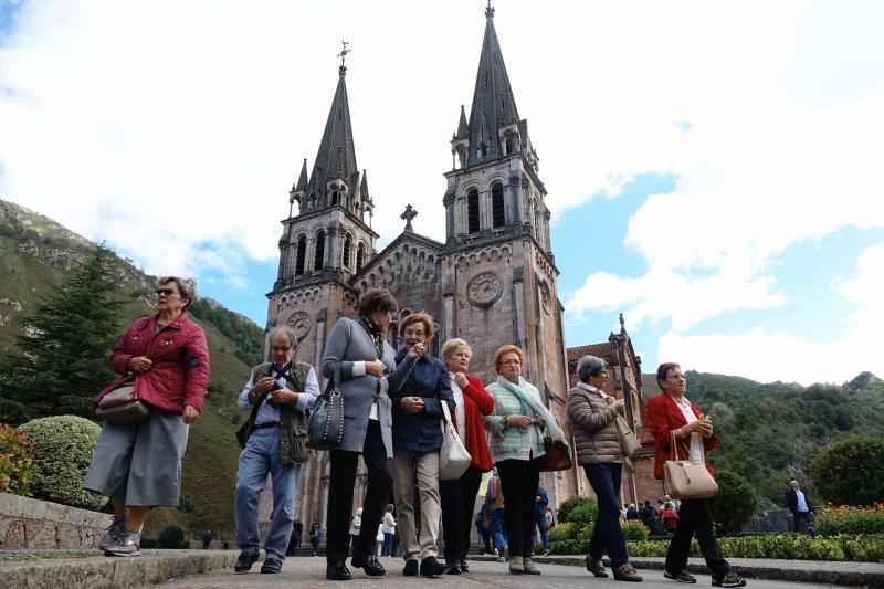 Cerca de un millar de amas de casa provenientes de toda Asturias se reunieron en Covadonga como cada año por estas fechas