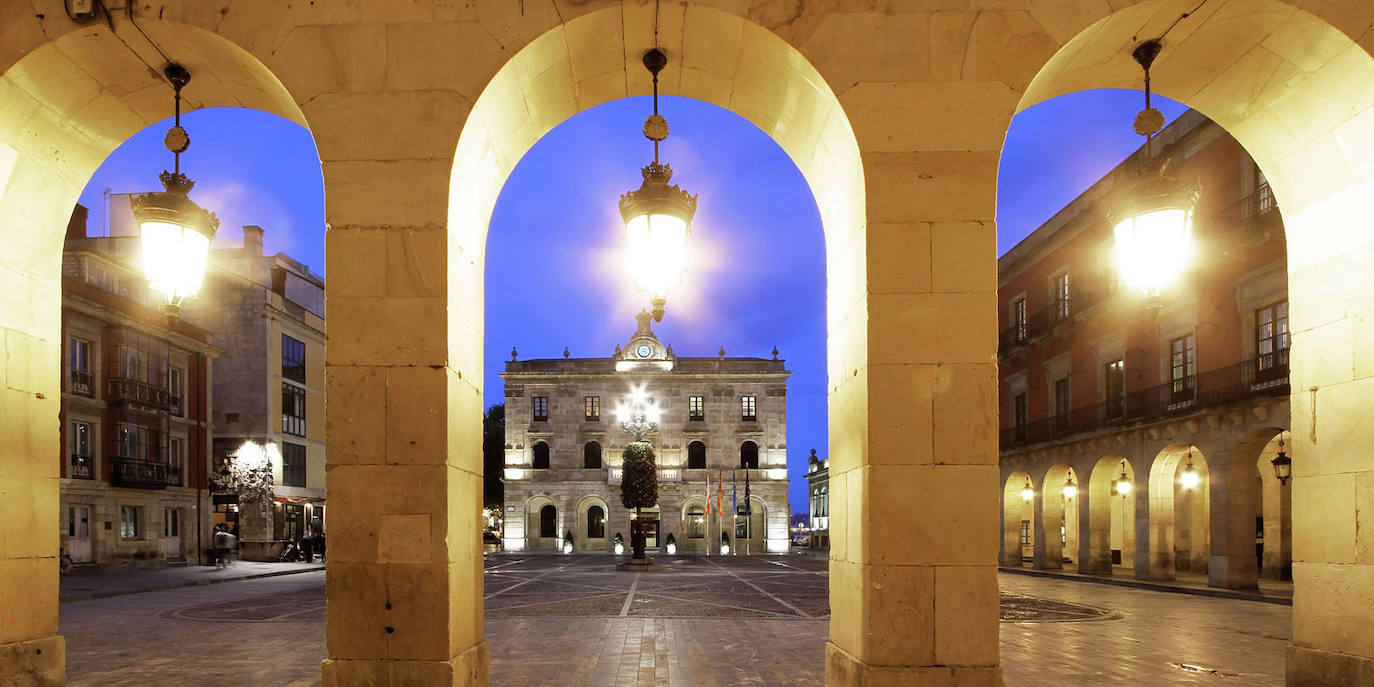 La plaza Mayor, con el Ayuntamiento al fondo.