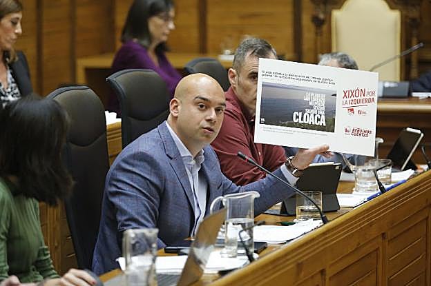 Jesús Martínez muestra una imagen de la campaña electoral de IU. 