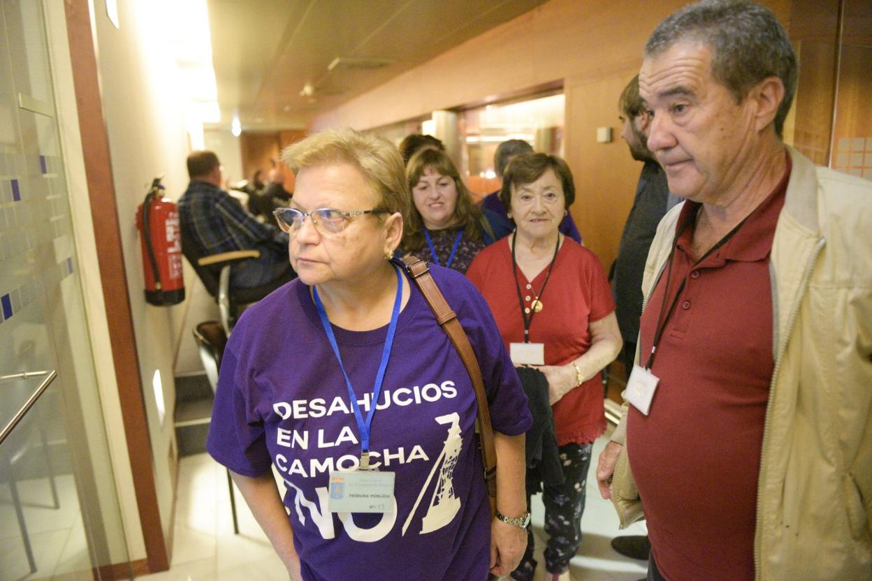 Varios vecinos de La Camocha, ayer, en la Junta. 
