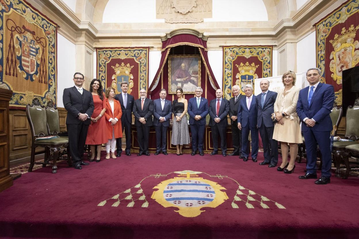 El secretario y la vicepresidenta de Asicom, Eliseo Ocampo y Laura Galguera; la vicepresidenta de la Junta General, Celia Fernández; Cayetano Martínez de Irujo, Carlos Fernández; el alcalde de Oviedo, Alfredo Canteli; Cecilia Gómez, Santiago García Granda, José Raúl González Ruisánchez (Hunosa), Christian Duverger, Enrique Cerezo, Juan Pedro Domecq, Núria Vilanova y Vicente Vallés. 