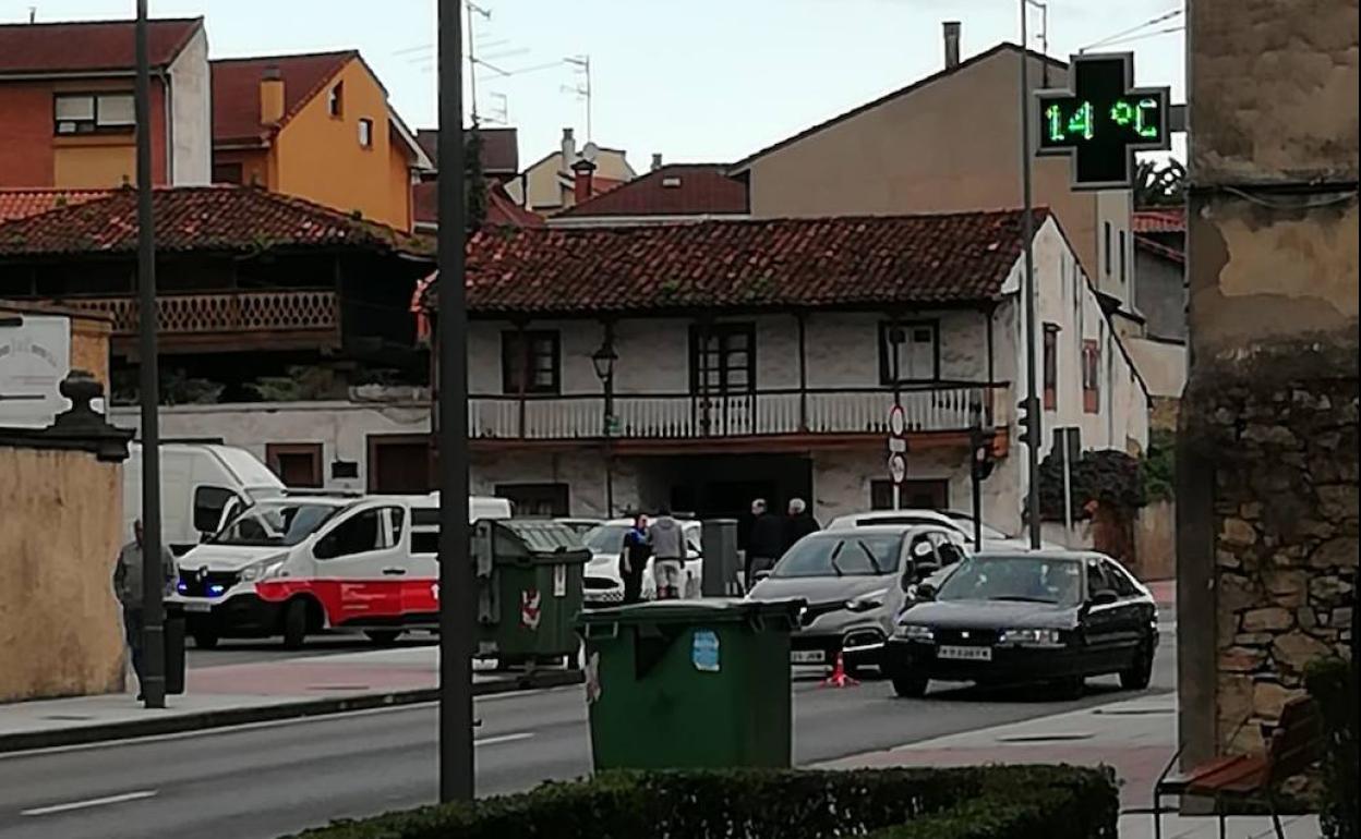 Uno de los vehículos, señalizado, ocupa uno de los carriles de la calle Santa Apolonia. 