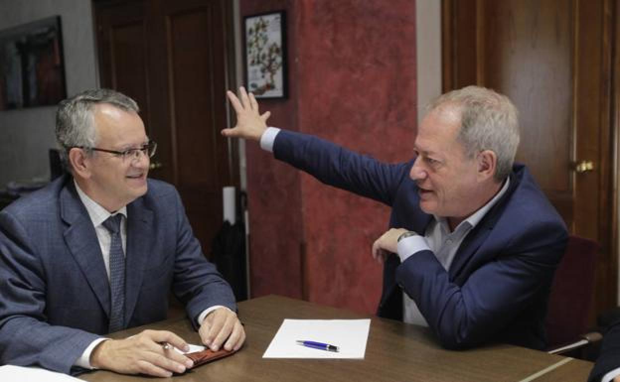 Manuel Gutiérrez y Aurelio Martín, durante la reunión celebrada hoy en Oviedo.