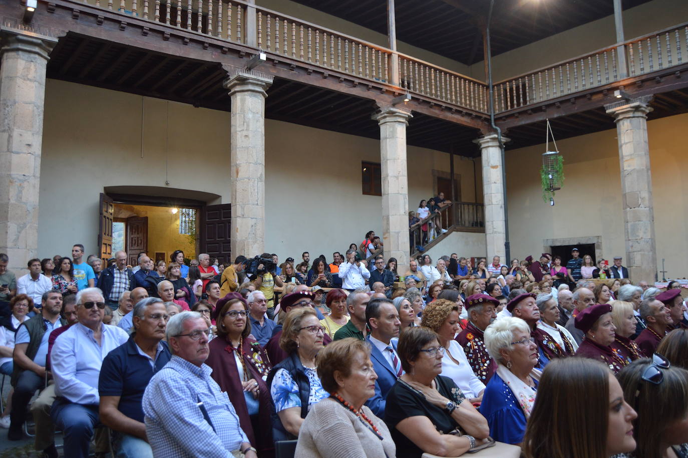 La villa canguesa celebrará este fin de semana la XVIII Fiesta de la Vendimia, que este año distingue con la 'Cepa de Oro' al exciclista, Carlos Sastre y entrega el 'Racimo de Plata' al viticultor, Manuel Fernández, de Villalar. Tras la entrega de las distinciones, se hermanan las Cofradías del Vino de Cangas y la Cofradía del Desarme de Oviedo. 