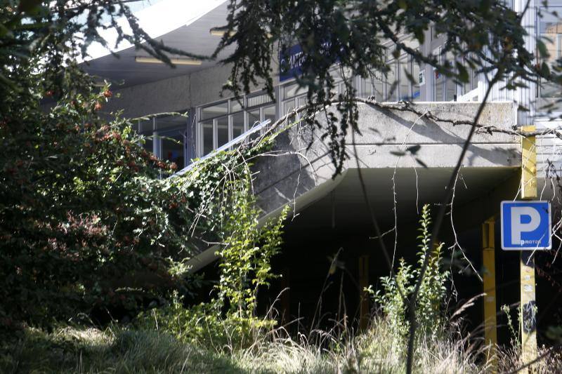 La maleza se 'come' edificios y aceras, árboles caídos, vertederos ilegales, puertas con cristales rotos o tapiadas con maderas y techos esparcidos por el suelo. Esta es la situación en la que se encuentran los antiguos edificios del Hospital Universitario Central de Asturias.