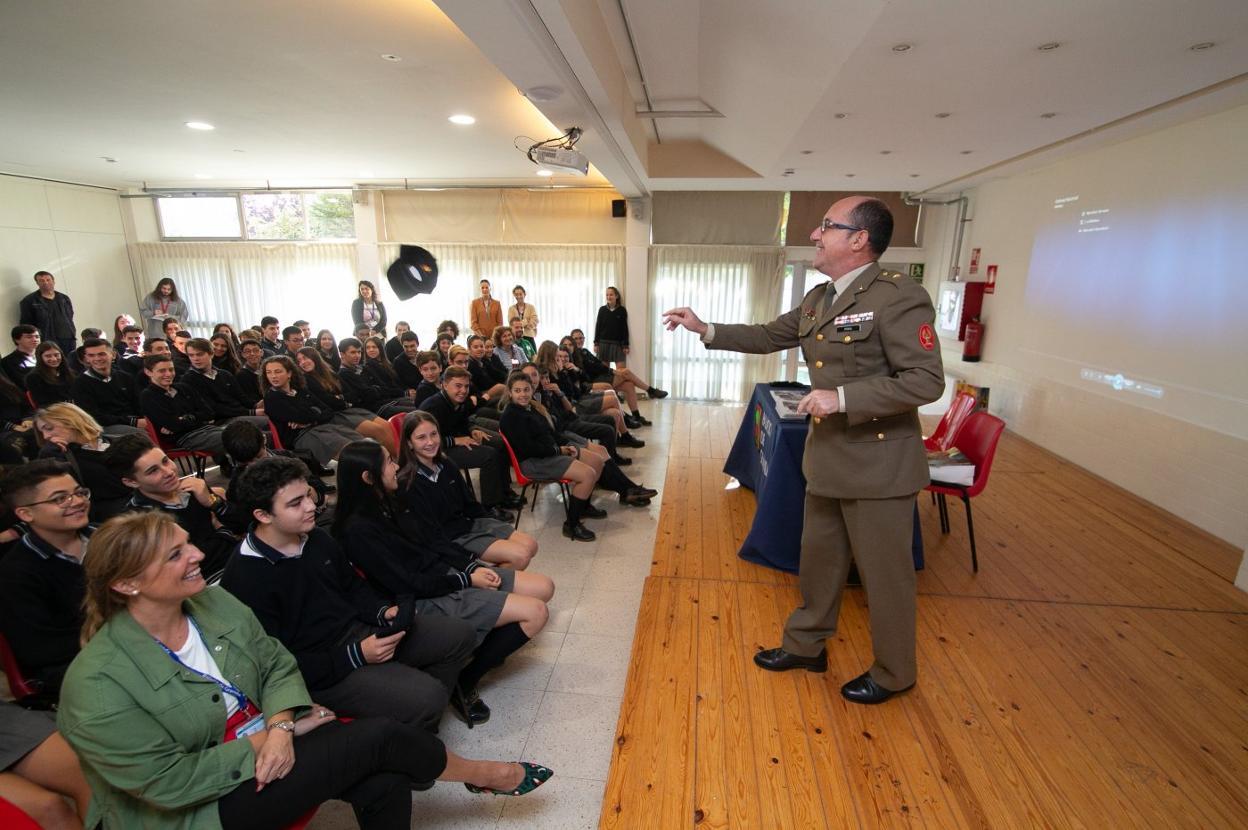 Los alumnos recibieron información sobre misiones. 
