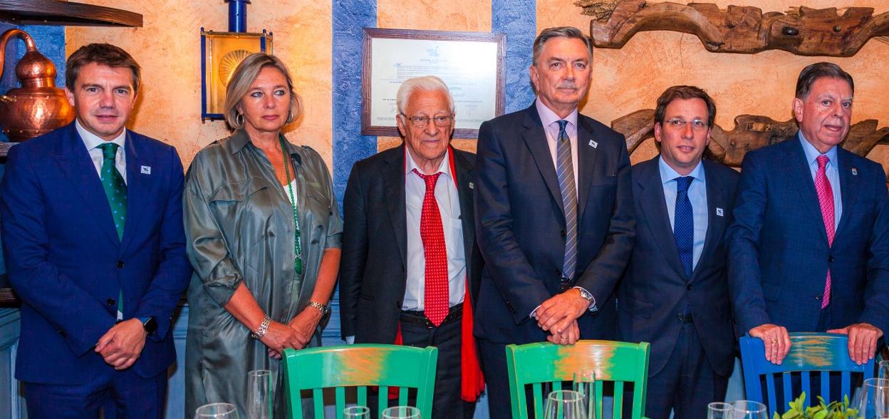 José Luis Álvarez Almeida, Natalia Korchajina, el padre Ángel, Yuri Korchagin, José Luis Martínez Almeida y Alfredo Canteli, ayer durante la presentación del Desarme en Madrid. 