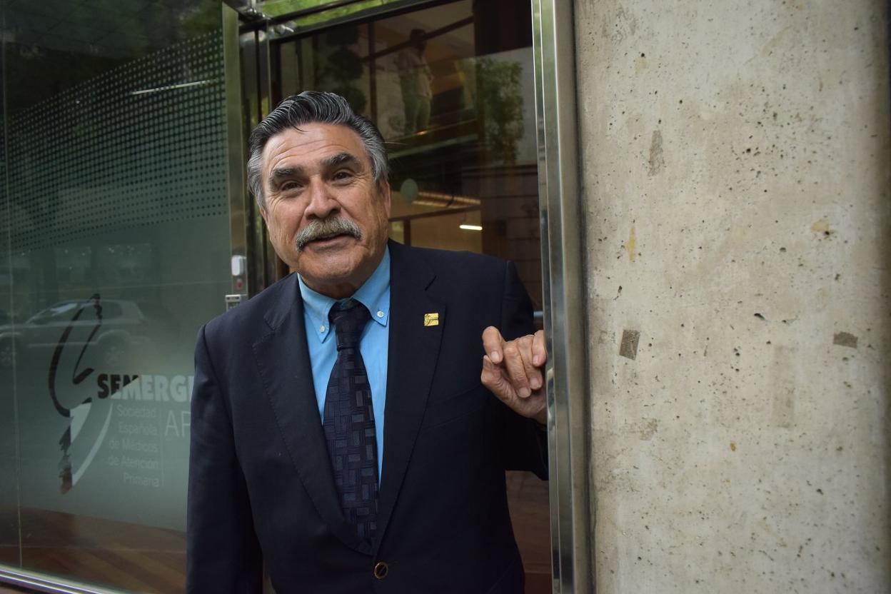 José Luis LListerri, presidente de Semergen, en la puerta de entrada de la sede central de la asociación en Madrid. 