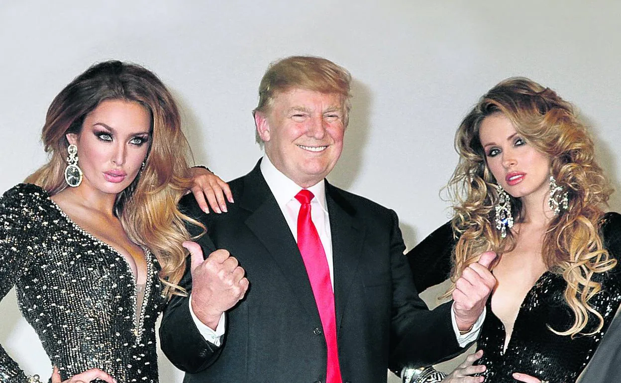 El presidente de EE UU posa con dos antiguas Miss Universo en una fiesta en Nueva York, en el año 2011. :: ZUMA