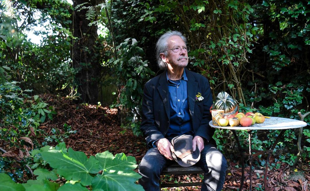 Peter Handke, en su casa de las afueras de París.