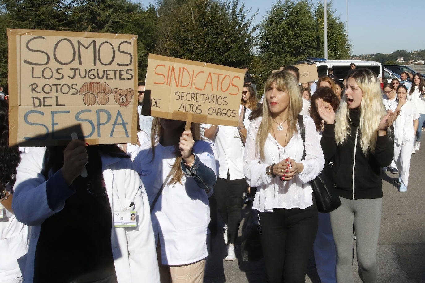 Unos 70 enfermeros se han concentrado frente al Hospital de Cabueñes, en Gijón, para pedir que se les permita acceder a la nueva convocatoria de 105 vacantes prevista para el próximo 22 de octubre. Los afectados no podrán optar a uno de los puestos, ya que han sido sancionados «por haber rechazado una convocatoria previa cuyas condiciones suponían un cambio radical a las que tenemos ahora», en palabras de Rocío González, una de las enfermeras. Además, dijo, «nos están cambiando las condiciones actuales. Por ejemplo, nos quitan los turnos de noche, a dos meses de que se nos termine el contrato».