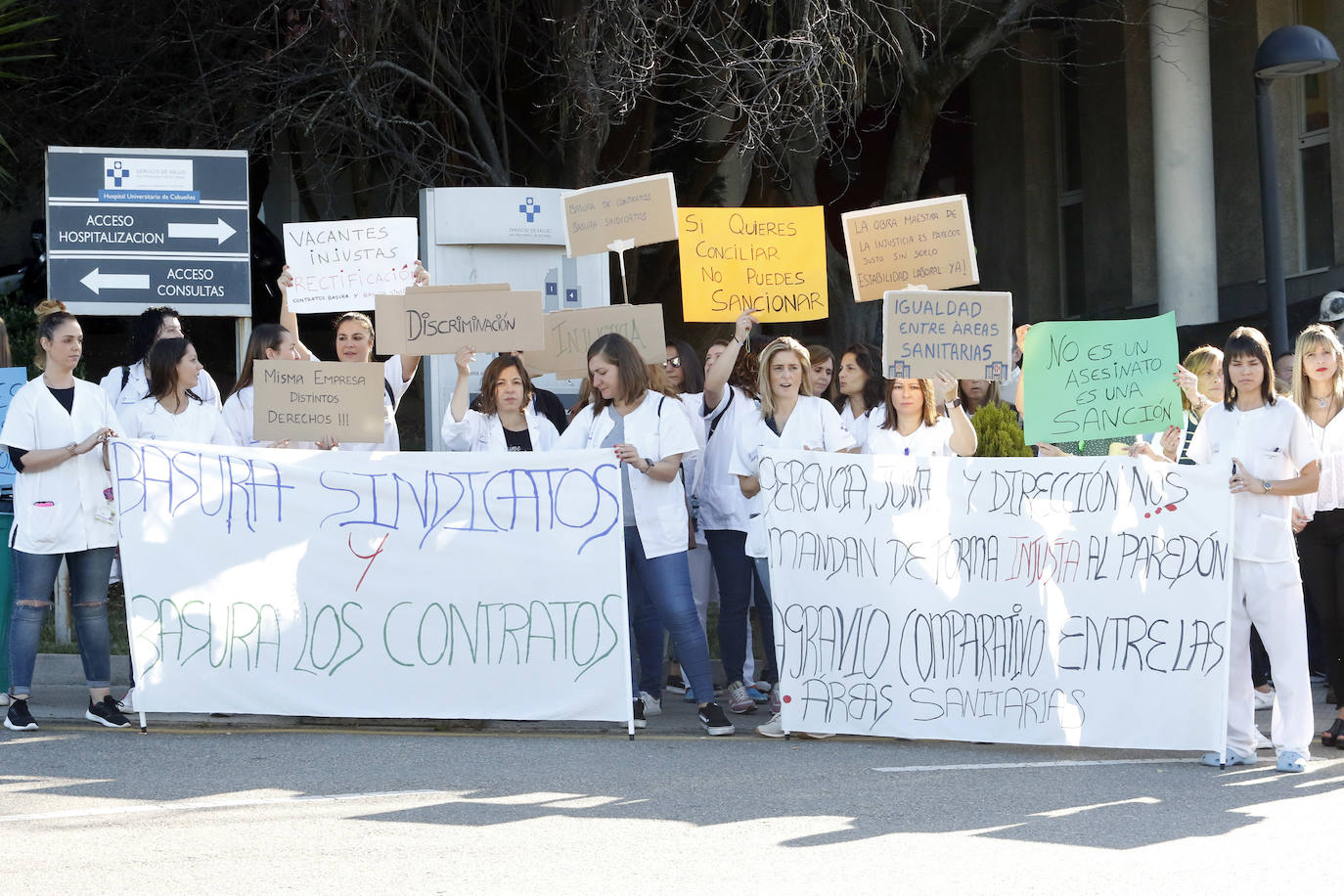 Unos 70 enfermeros se han concentrado frente al Hospital de Cabueñes, en Gijón, para pedir que se les permita acceder a la nueva convocatoria de 105 vacantes prevista para el próximo 22 de octubre. Los afectados no podrán optar a uno de los puestos, ya que han sido sancionados «por haber rechazado una convocatoria previa cuyas condiciones suponían un cambio radical a las que tenemos ahora», en palabras de Rocío González, una de las enfermeras. Además, dijo, «nos están cambiando las condiciones actuales. Por ejemplo, nos quitan los turnos de noche, a dos meses de que se nos termine el contrato».