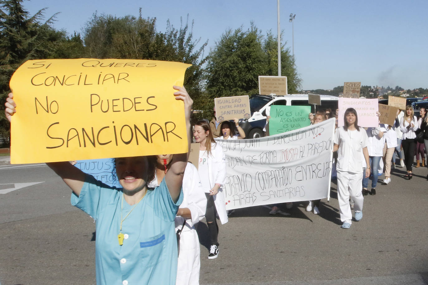 Unos 70 enfermeros se han concentrado frente al Hospital de Cabueñes, en Gijón, para pedir que se les permita acceder a la nueva convocatoria de 105 vacantes prevista para el próximo 22 de octubre. Los afectados no podrán optar a uno de los puestos, ya que han sido sancionados «por haber rechazado una convocatoria previa cuyas condiciones suponían un cambio radical a las que tenemos ahora», en palabras de Rocío González, una de las enfermeras. Además, dijo, «nos están cambiando las condiciones actuales. Por ejemplo, nos quitan los turnos de noche, a dos meses de que se nos termine el contrato».