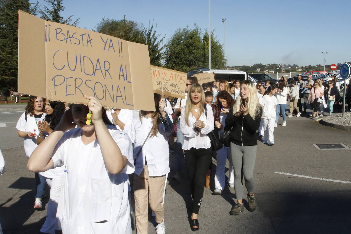 Unos 70 enfermeros se han concentrado frente al Hospital de Cabueñes, en Gijón, para pedir que se les permita acceder a la nueva convocatoria de 105 vacantes prevista para el próximo 22 de octubre. Los afectados no podrán optar a uno de los puestos, ya que han sido sancionados «por haber rechazado una convocatoria previa cuyas condiciones suponían un cambio radical a las que tenemos ahora», en palabras de Rocío González, una de las enfermeras. Además, dijo, «nos están cambiando las condiciones actuales. Por ejemplo, nos quitan los turnos de noche, a dos meses de que se nos termine el contrato».