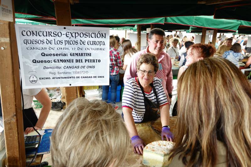 Fotos: Certamen del queso en Cangas y feria de la miel