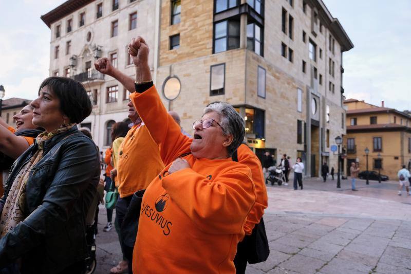 Los trabajadores de Vesuvius volvieron a concentrarse hoy ante la Catedral de Oviedo. 