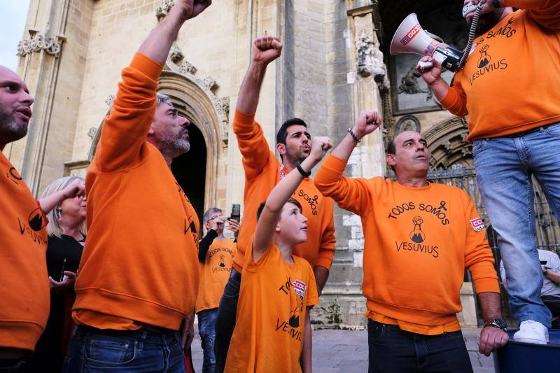 Los trabajadores de Vesuvius volvieron a concentrarse hoy ante la Catedral de Oviedo. 