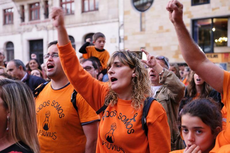 Los trabajadores de Vesuvius volvieron a concentrarse hoy ante la Catedral de Oviedo. 