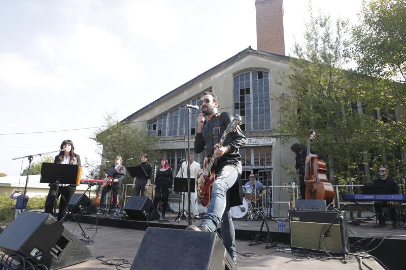 Los músicos Igor Paskual y Mar Álvarez han liderado una banda de nueve artistas que han ofrecido un concierto didáctico en la Fábrica de La Vega, inspirado en los vídeos de la sección musical de la Khan Academy, Premio Princesa de Asturias de Cooperación Internacional 2019.