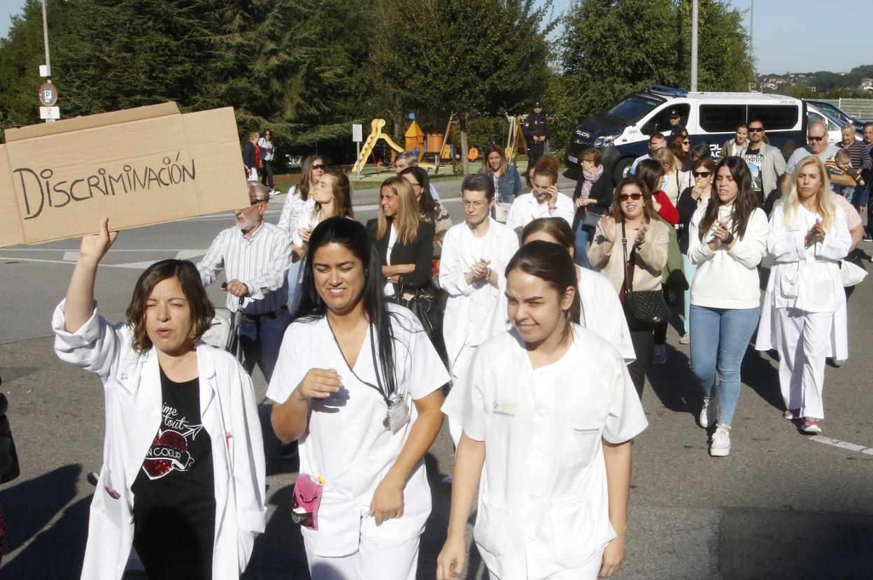 Concentración de enfermeros ante el hospital. :: JUAN CARLOS TUERO