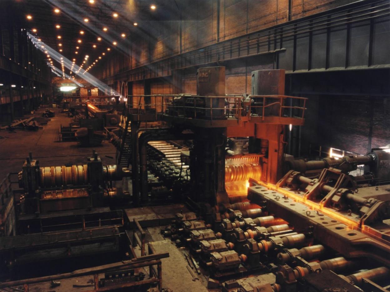 Las instalaciones gijonesas del tren de alambrón de Gijón, que Arcelor ve en peligro de cierre. 