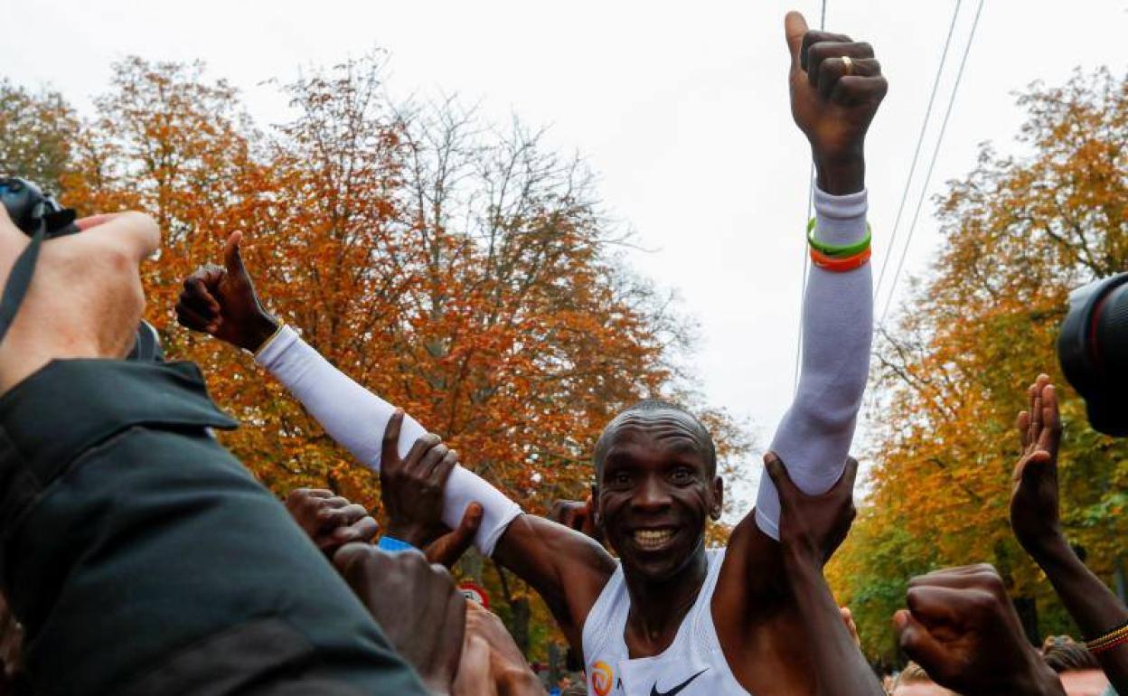 Kipchoge hace historia: primer hombre en bajar de las dos horas en maratón