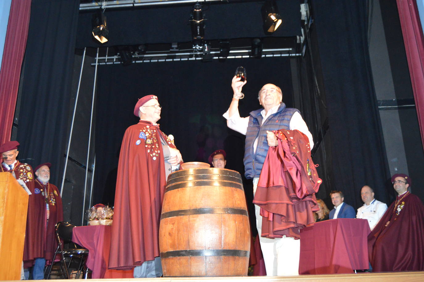 Los televisivos Carlos Sobera y Sonia Fidalgo han cumplido con el ritual de beber el vino y besar el cachu para ser distinguidos como Cofrades de Honor del Vino de Cangas. El Gran Capítulo de la Cofradía es uno de los actos centrales de la Fiesta de la Vendimia que se celebra cada año en Cangas del Narcea en torno a la fiesta del Pilar.